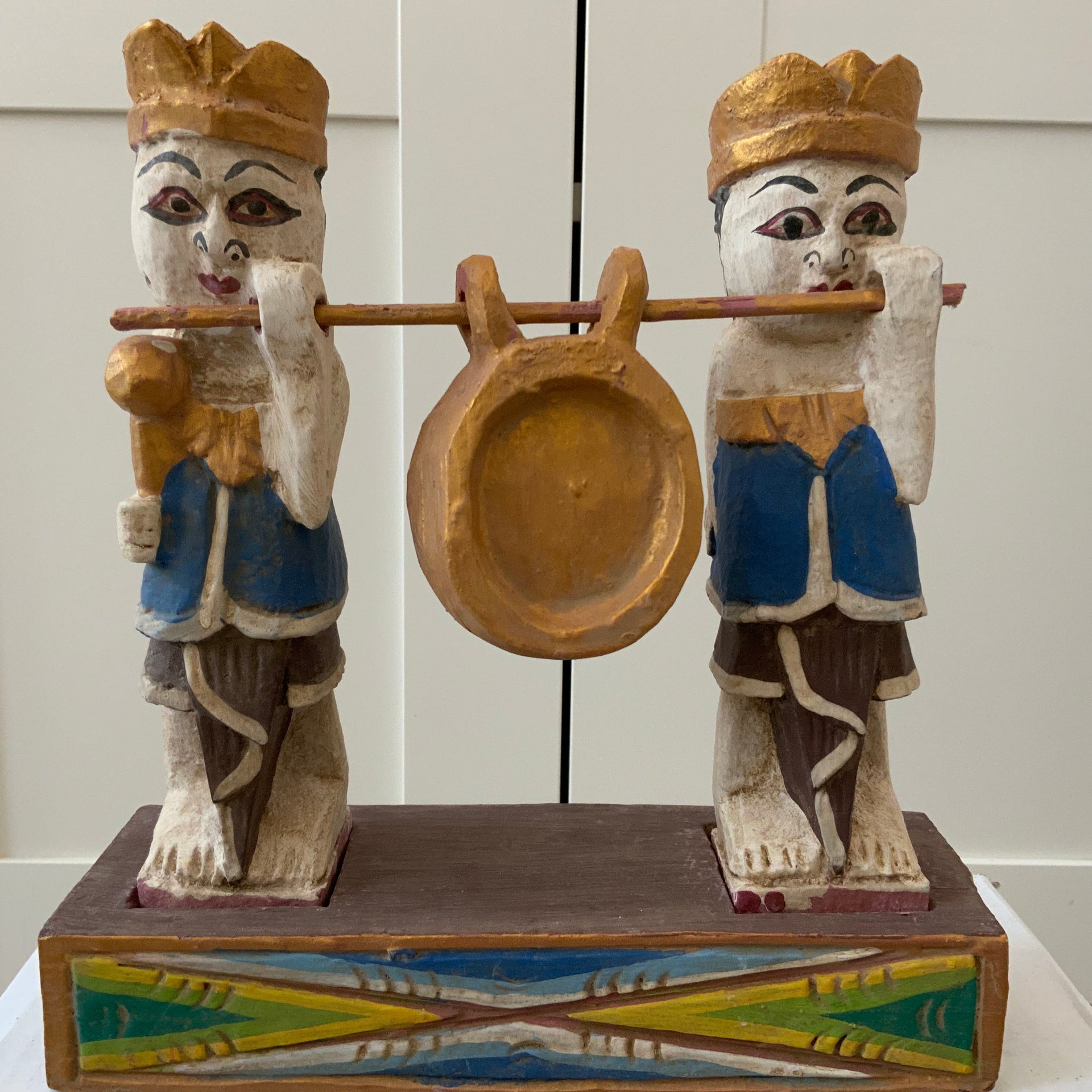 Hand-Carved Balinese Gamelan Musicians Sculpture – Vintage Folk Art Duo with Ceremonial Gong