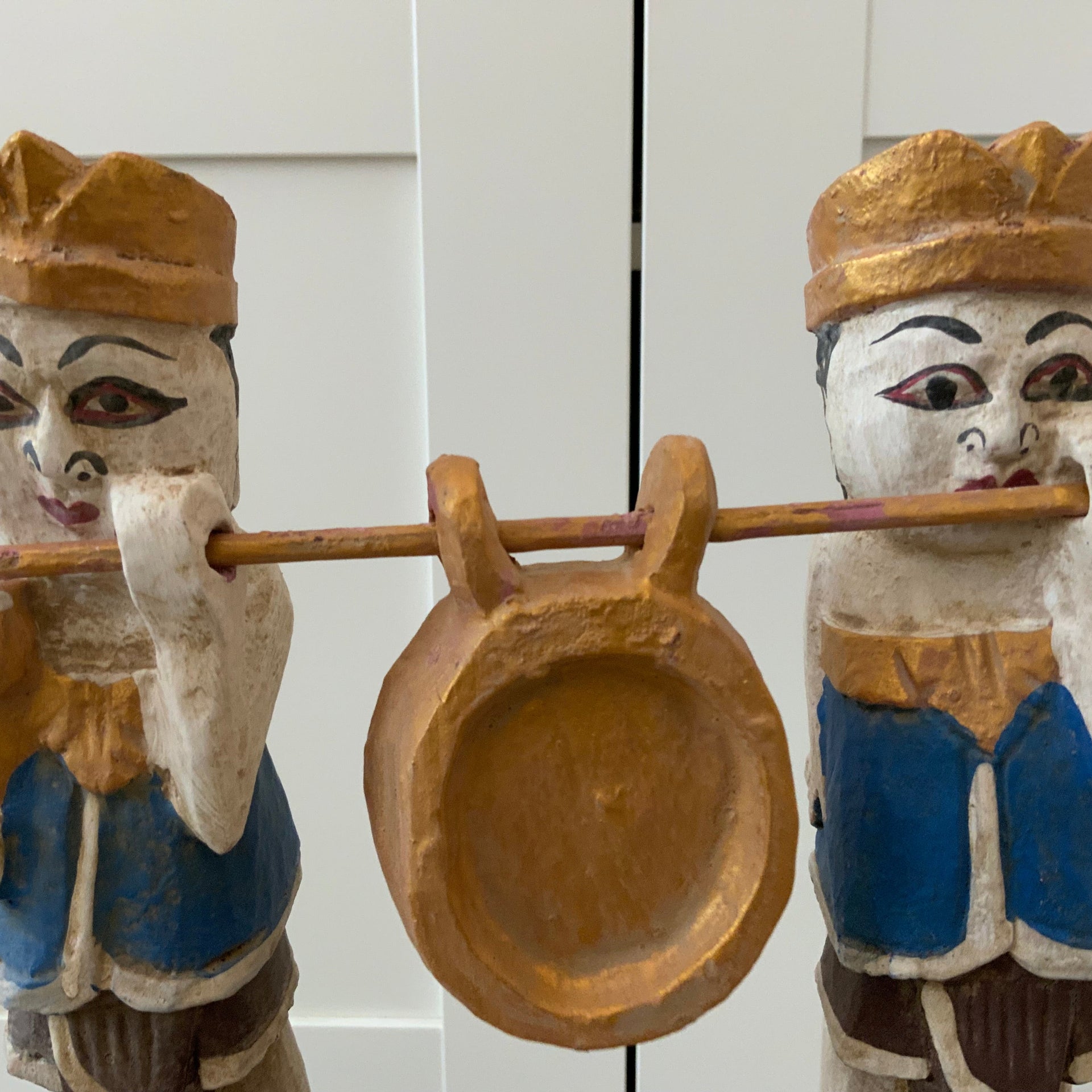 Hand-Carved Balinese Gamelan Musicians Sculpture – Vintage Folk Art Duo with Ceremonial Gong