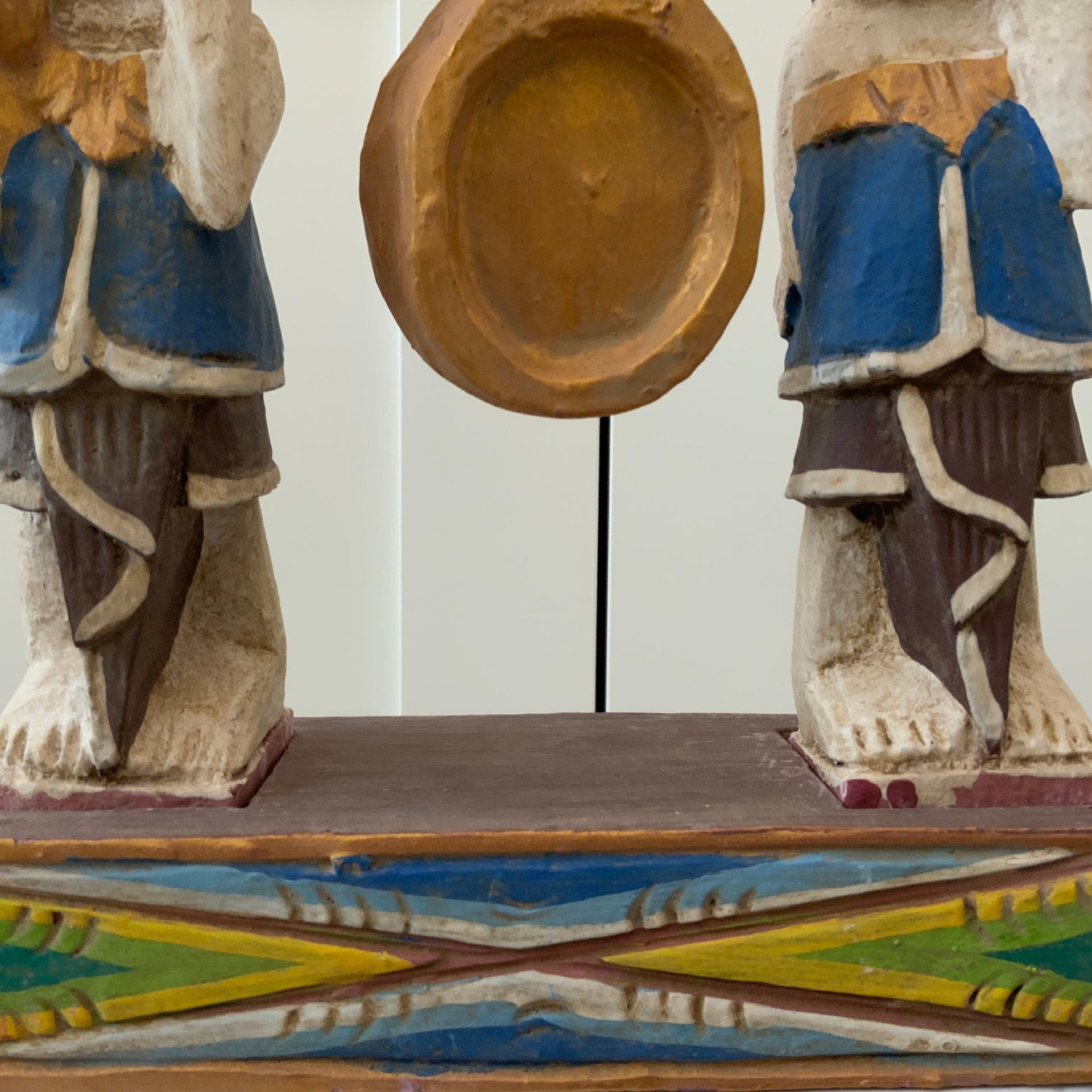 Hand-Carved Balinese Gamelan Musicians Sculpture – Vintage Folk Art Duo with Ceremonial Gong