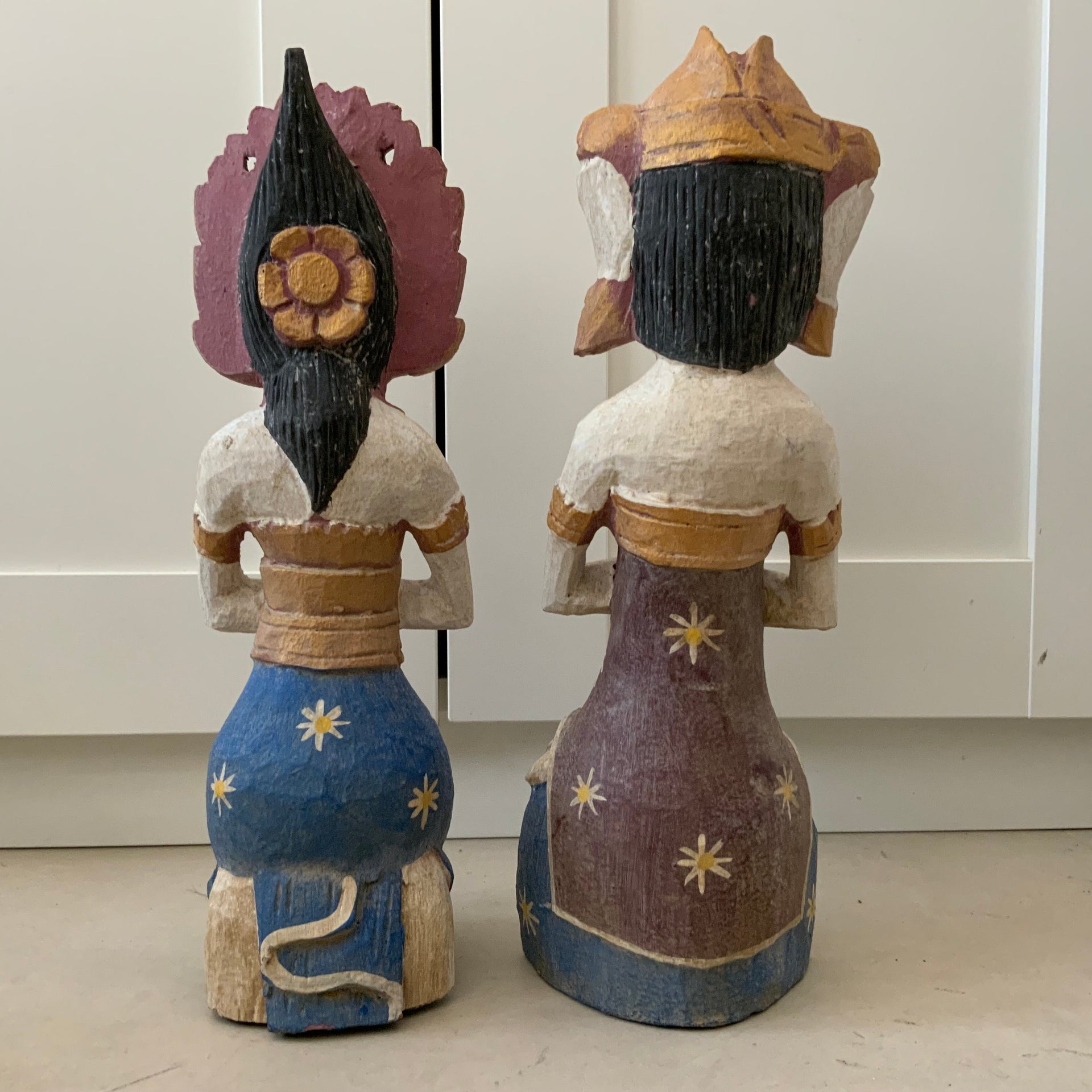 Hand-Carved Balinese Devotional Couple Statues – Vintage "Namaste" Greeting Figures in Cobalt & Gold (Pair)