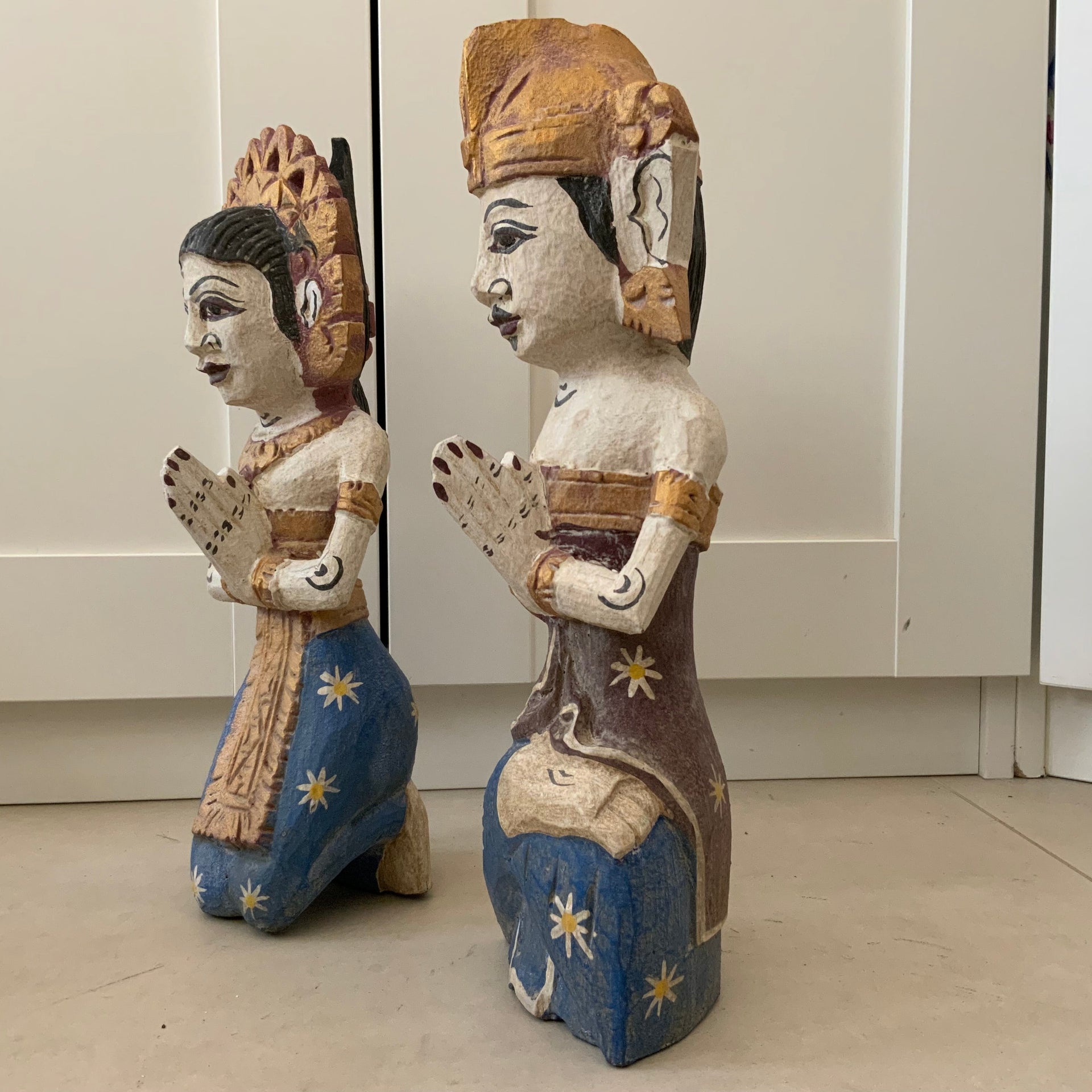 Hand-Carved Balinese Devotional Couple Statues – Vintage "Namaste" Greeting Figures in Cobalt & Gold (Pair)