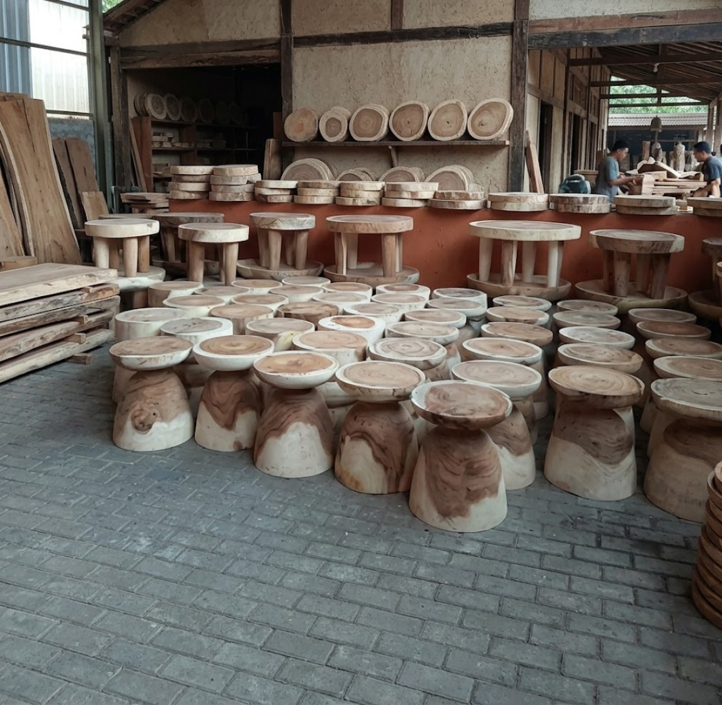 THE STOOL TREMBESI WOOD