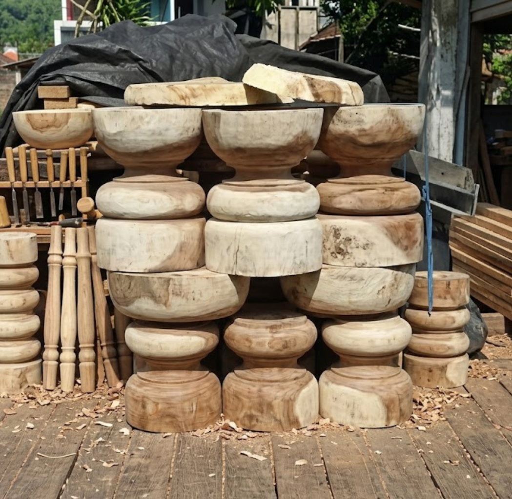 THE STOOL TREMBESI WOOD